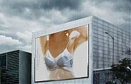 Реклама нижнего белья -проявляется при дожде или влажной погоде